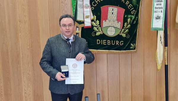 Jürgen Walther erhält das große hessische Ehrenzeichen